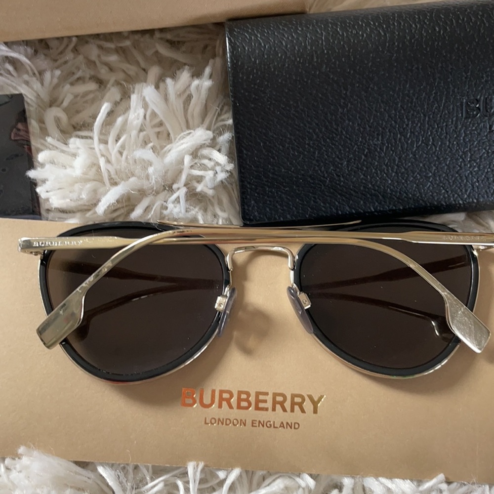Brand new ! Burberry sunglasses - Picture 4 of 4